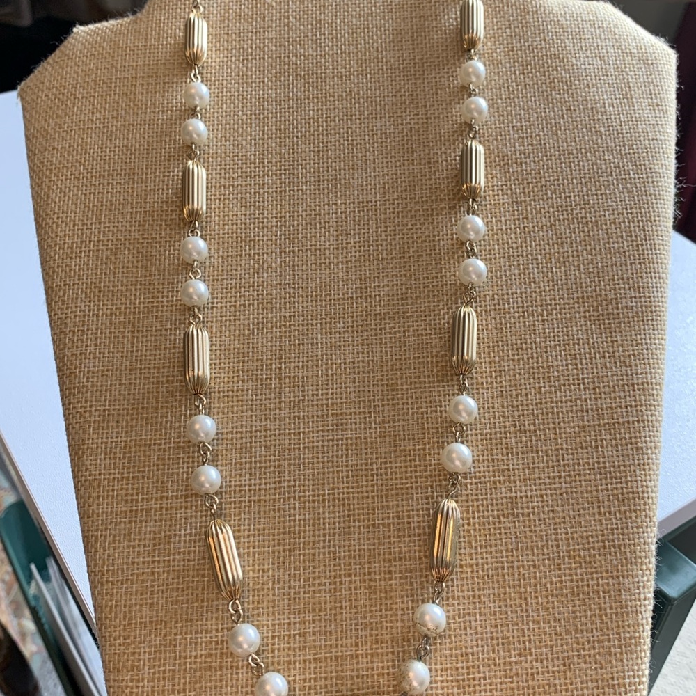 Elegant Gold and Pearl Necklace